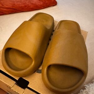 Yeezy slides size 8